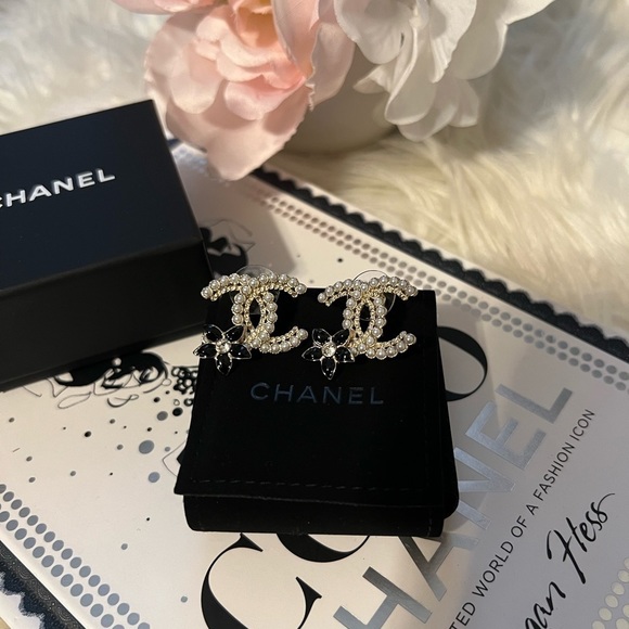 CHANEL, Jewelry, Chanel 22k Pearl Flower Stud Earrings Auth